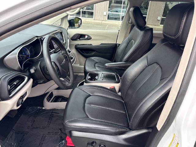 Used 2024 Chrysler Pacifica Limited FWD image 15