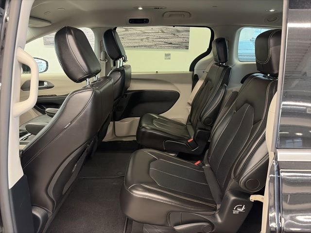 Used 2024 Chrysler Pacifica Touring-L image 10