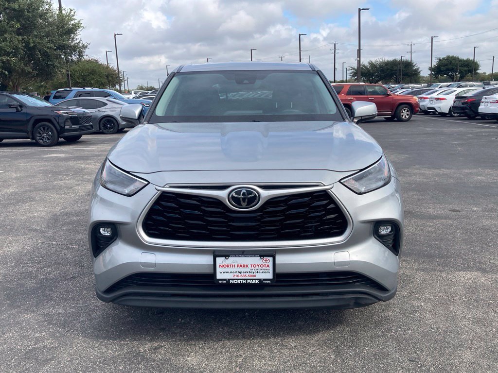 Used 2022 Toyota Highlander LE FWD image 2