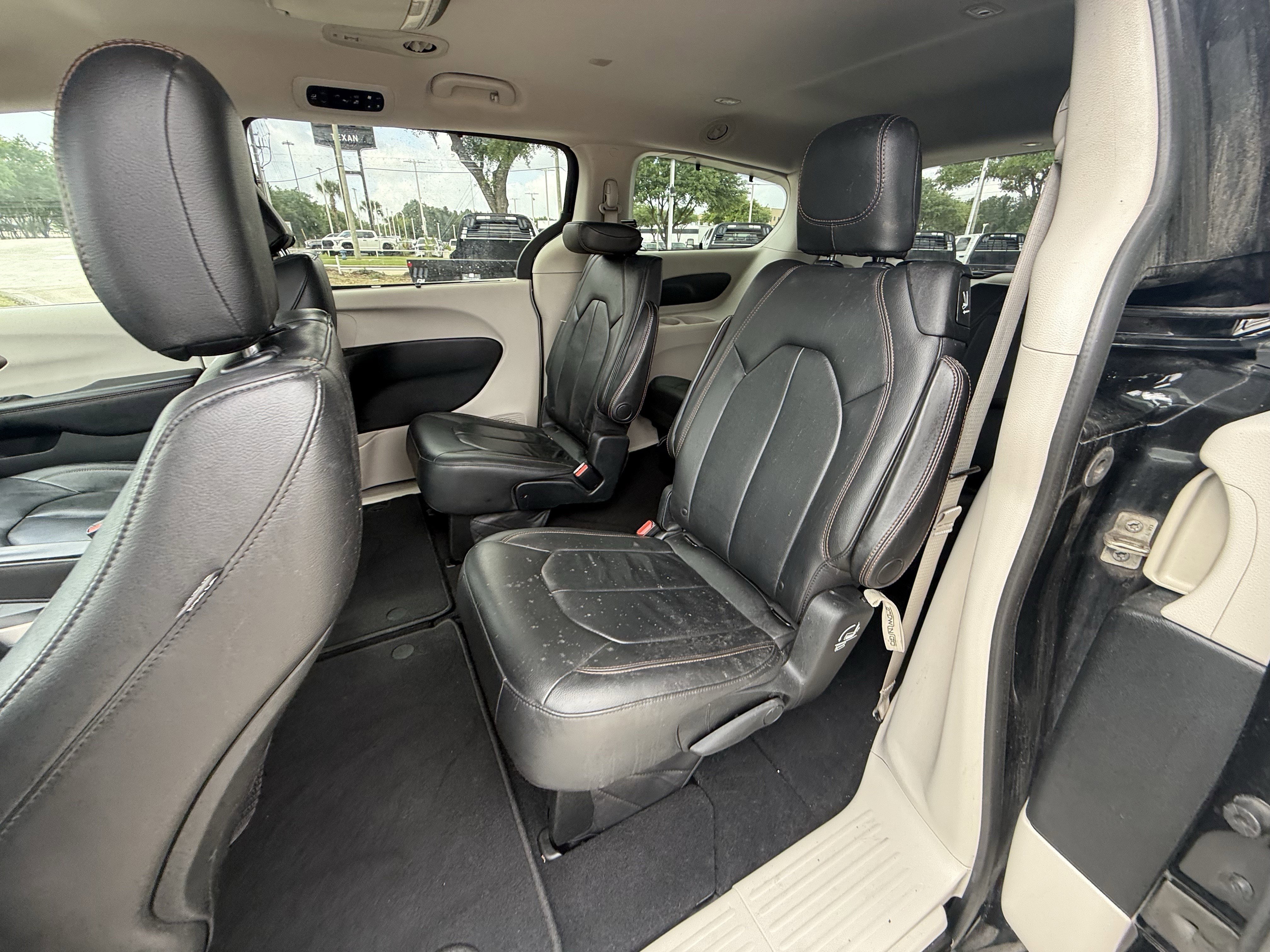 Used 2017 Chrysler Pacifica Touring-L w/ Tire & Wheel Group image 11