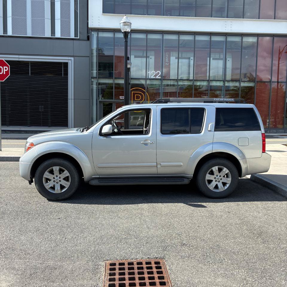 Used 2007 Nissan Pathfinder LE w/ LE Navigation Pkg AWD/4WD image 3