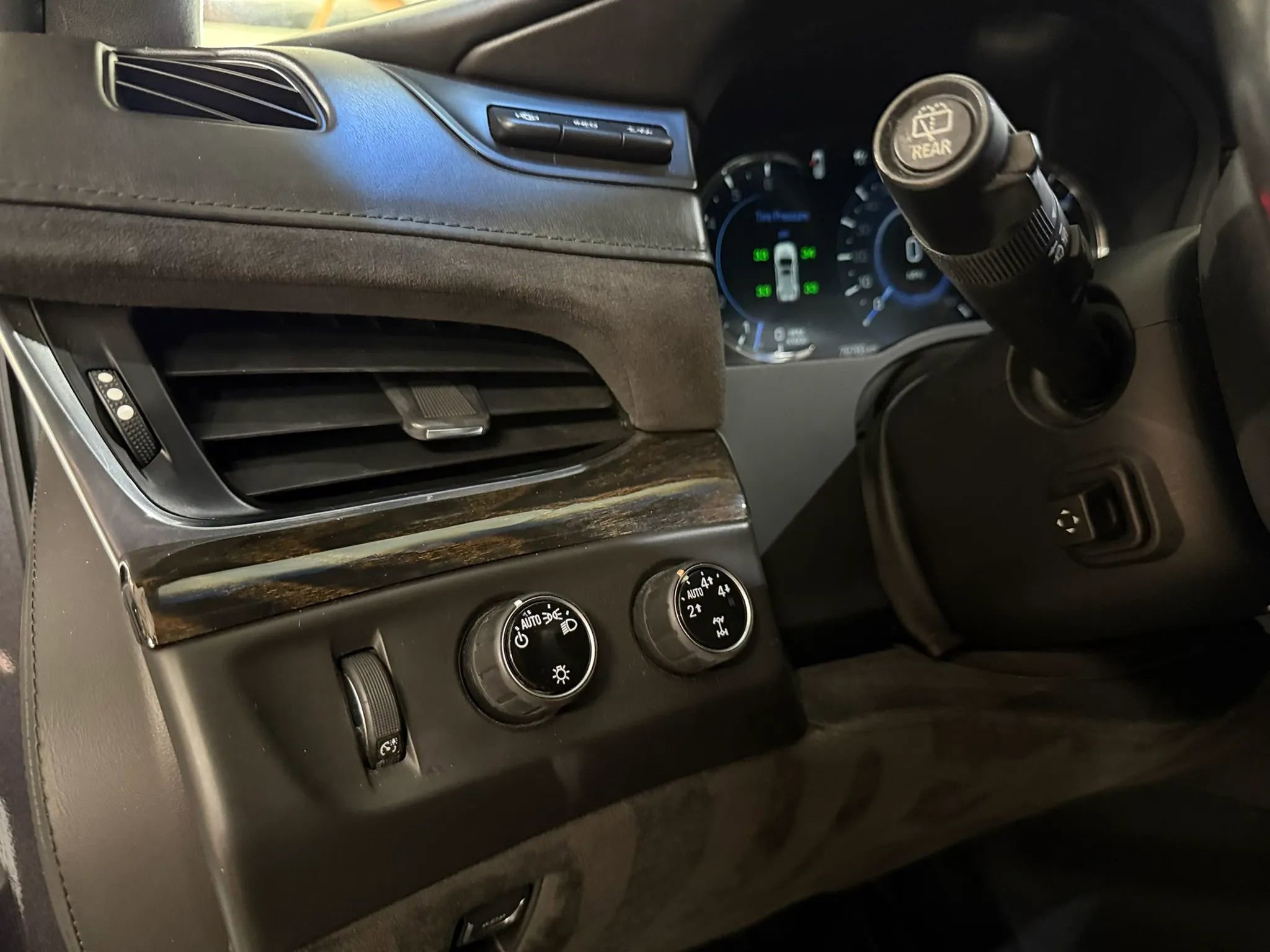 Used 2016 Cadillac Escalade ESV Platinum AWD/4WD image 16