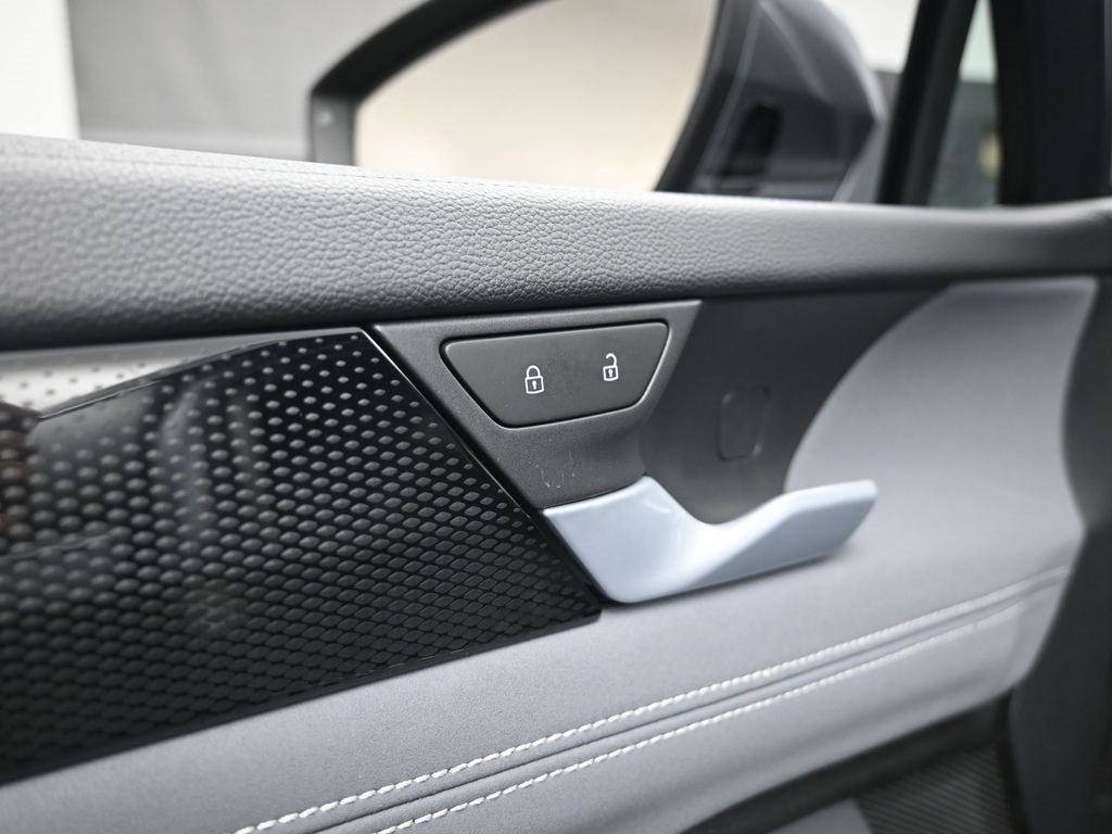 New 2025 Volkswagen Tiguan SE image 23