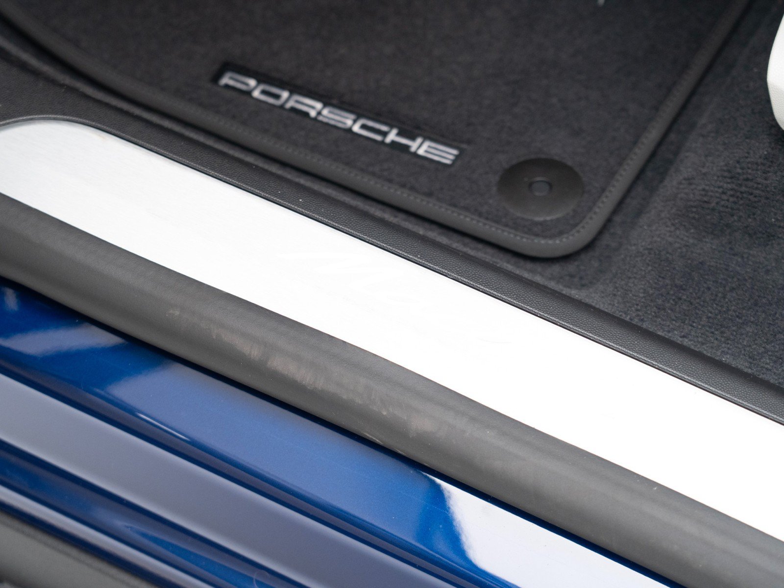 New 2026 Porsche Macan Electric RWD image 15