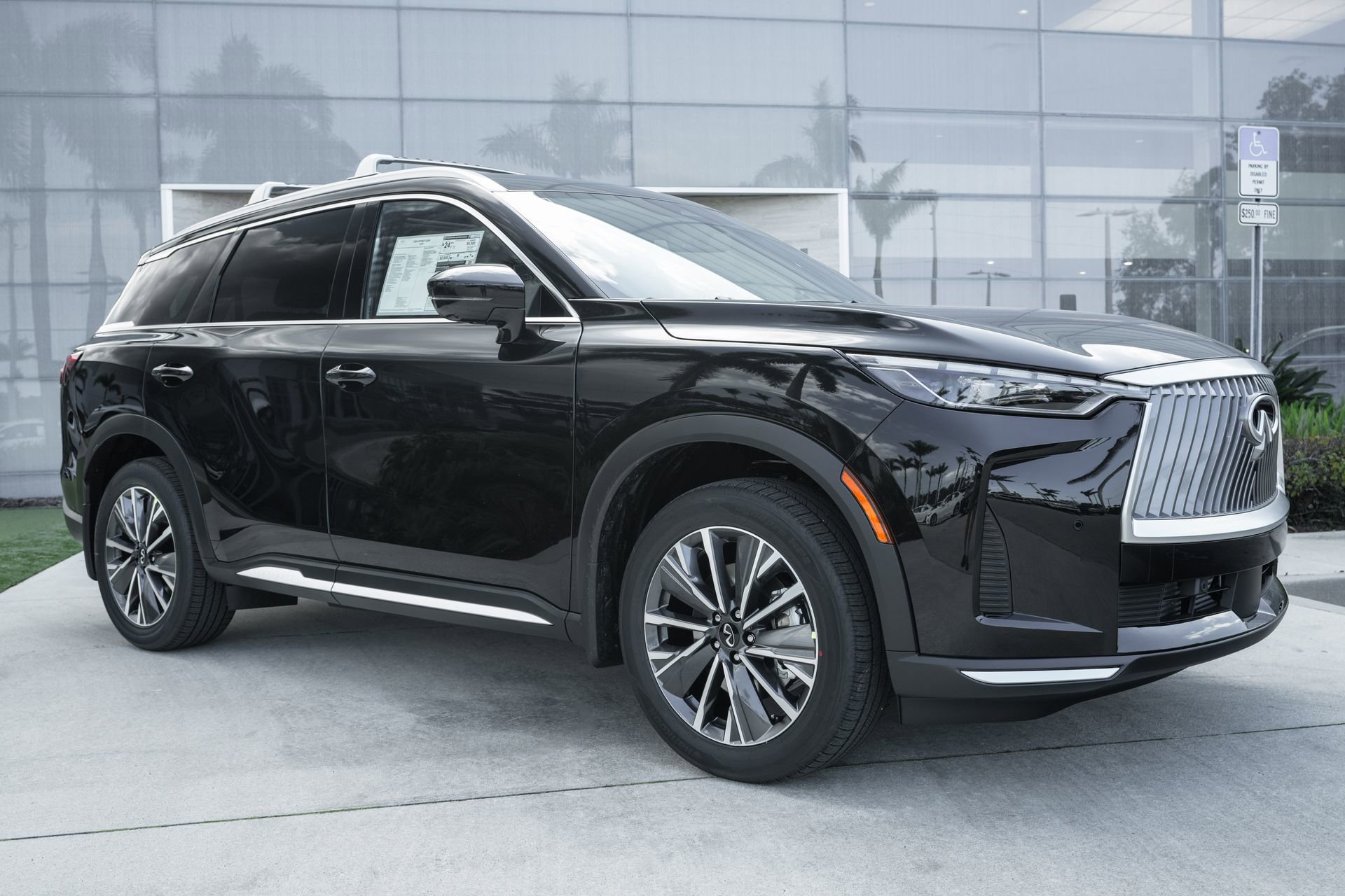 New 2026 INFINITI QX60 Luxe w/ Family Package image 2