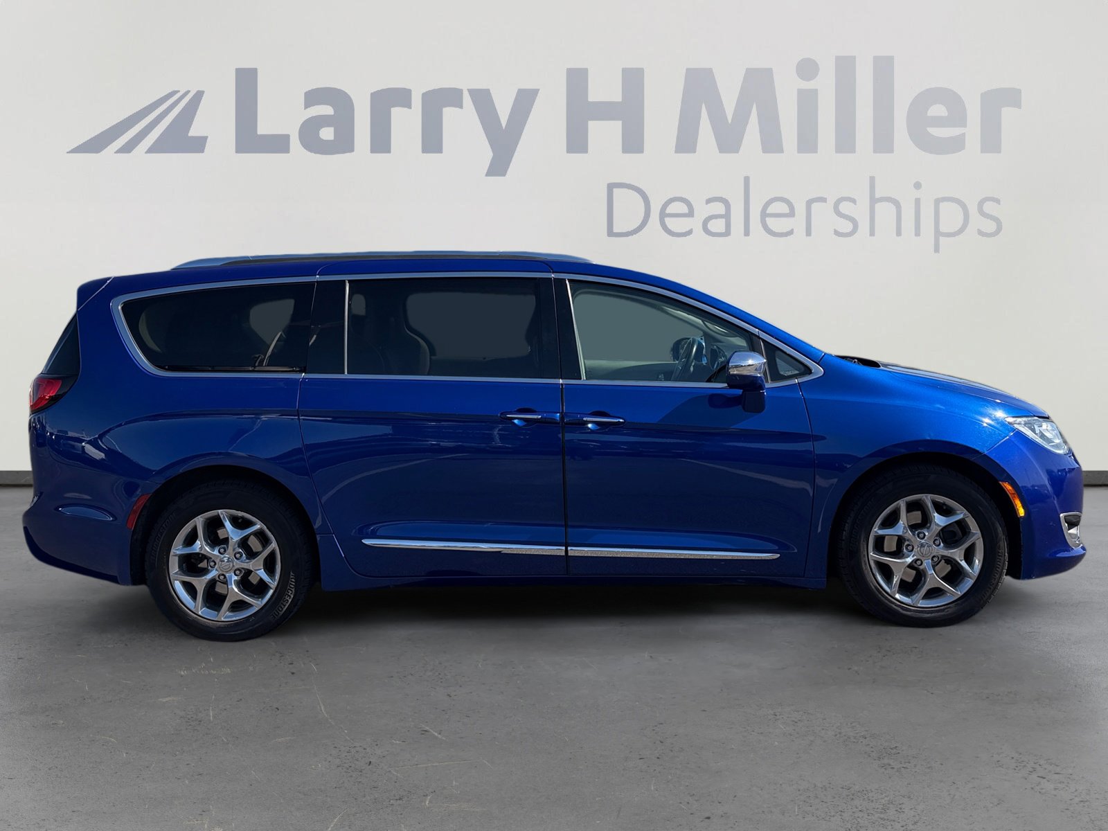 Used 2018 Chrysler Pacifica Limited FWD image 6