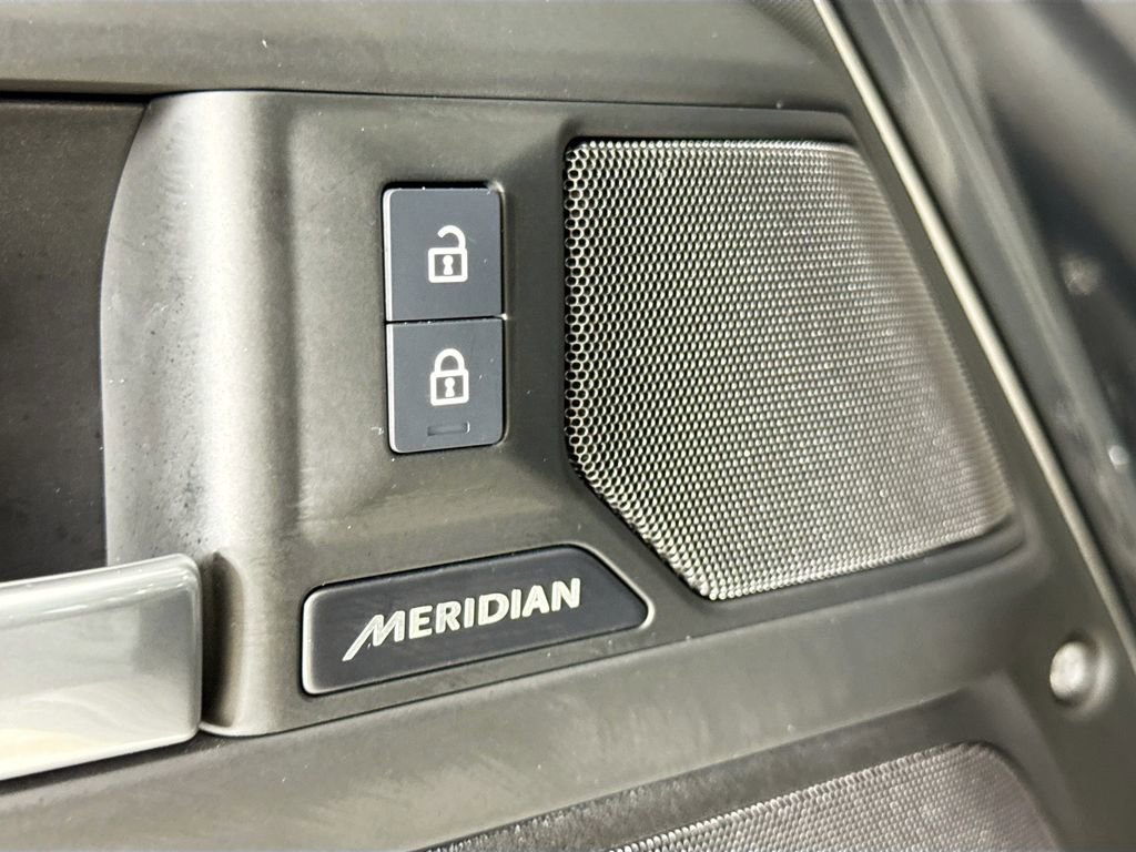 Used 2025 Land Rover Defender 110 S image 23