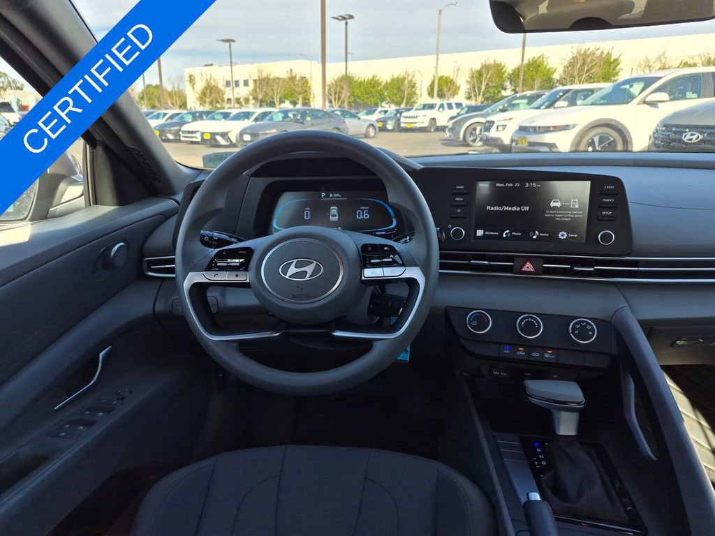 Used 2025 Hyundai Elantra SE image 23