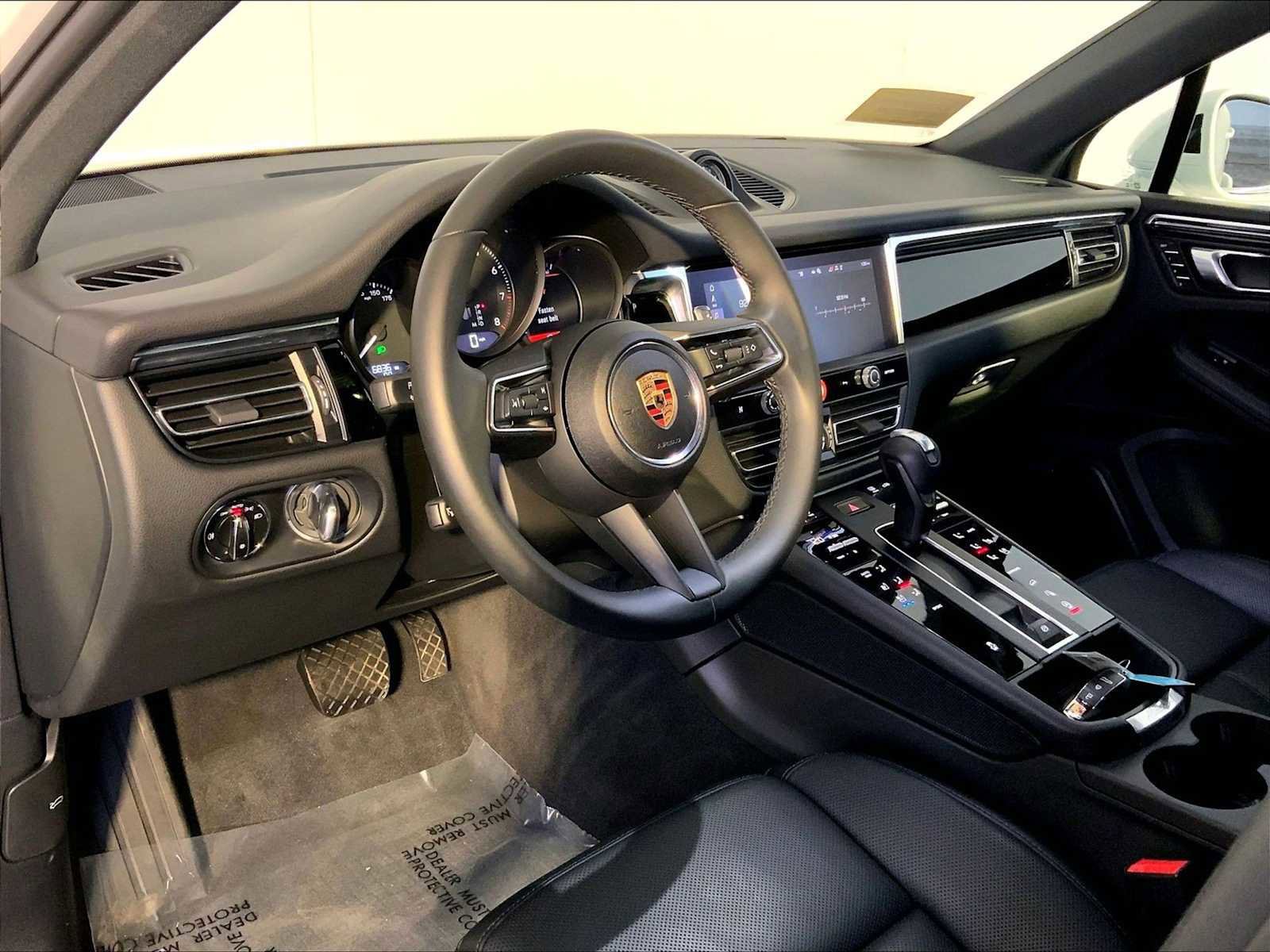 Certified 2025 Porsche Macan image 4