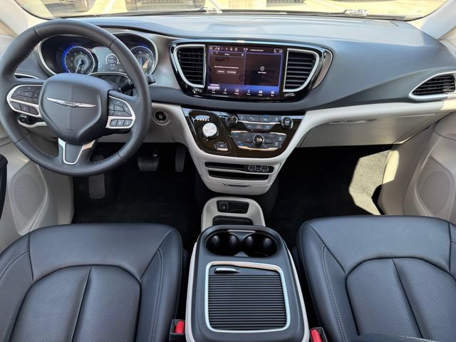 Used 2024 Chrysler Pacifica Touring-L FWD image 22