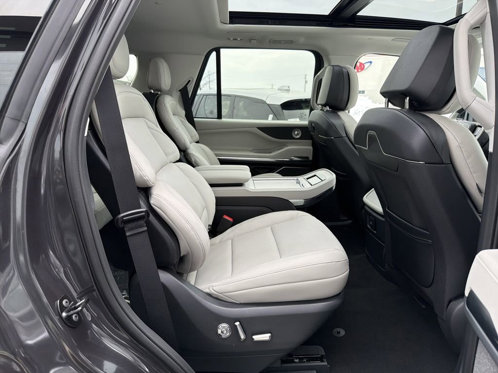New 2025 Lincoln Navigator Reserve image 8