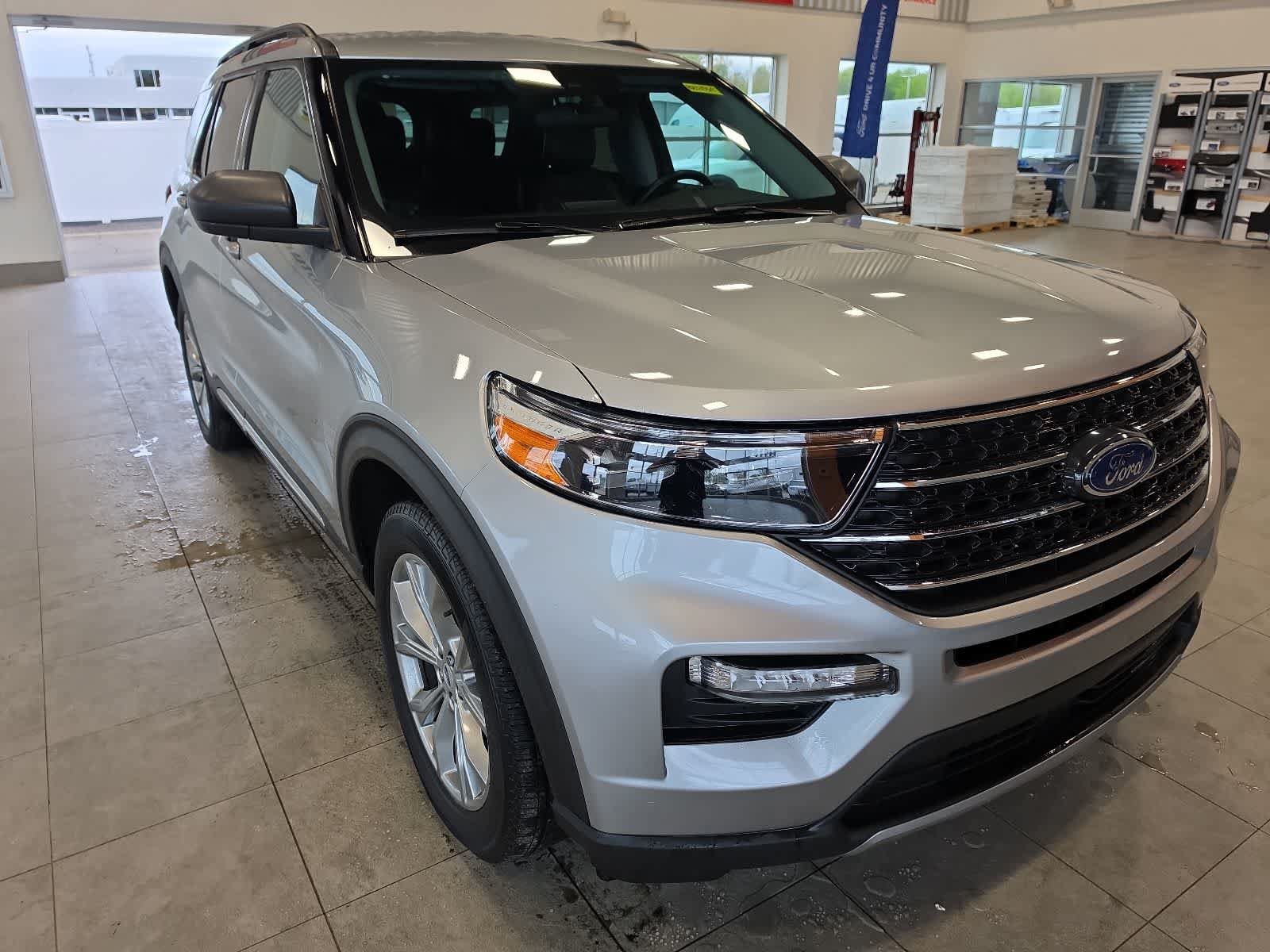 Used 2023 Ford Explorer XLT w/ Equipment Group 202A AWD/4WD image 5