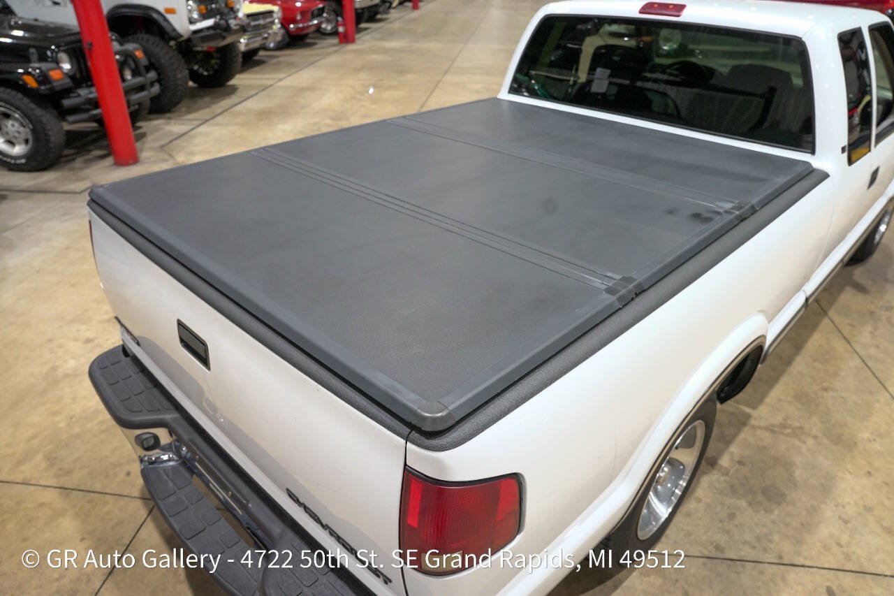Used 2001 Chevrolet S10 Pickup LS w/ Preferred Equipment Group RWD image 20