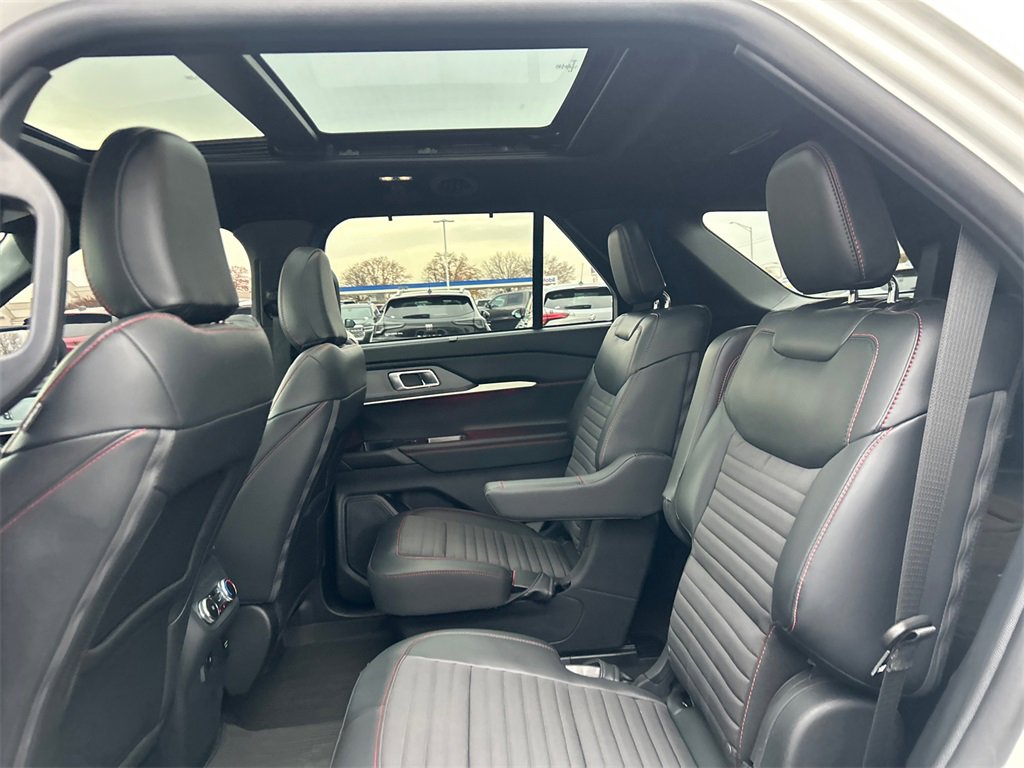 Used 2025 Ford Explorer ST-Line w/ Premium Package image 32