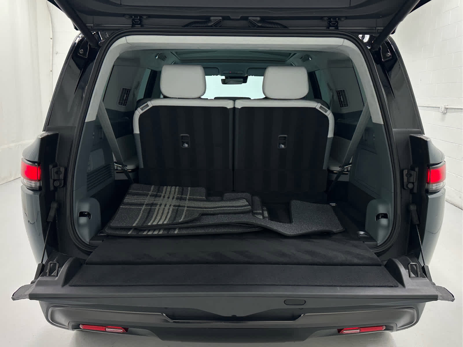 Used 2026 Rivian R1S Premium image 43