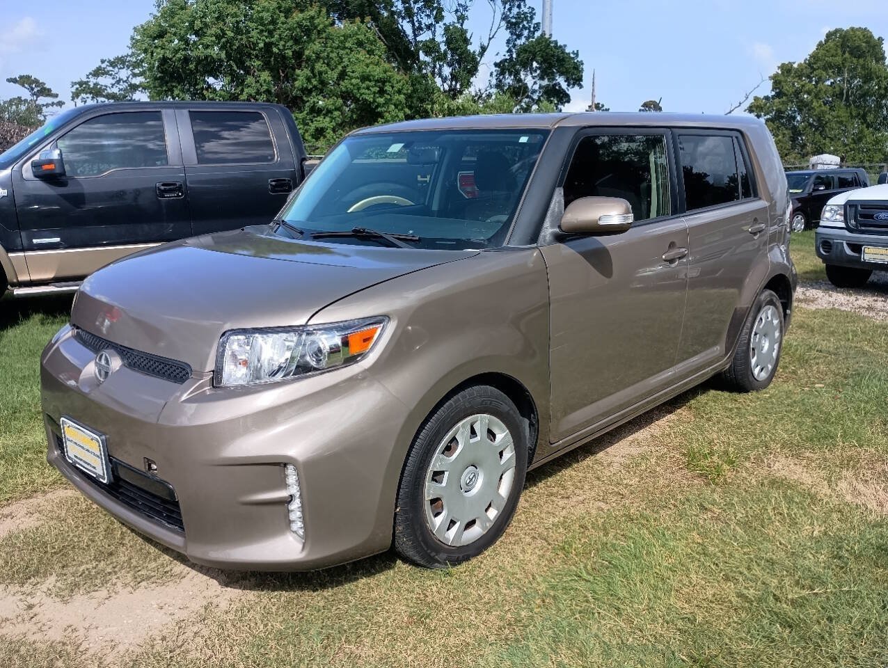 Used 2015 Scion xB FWD image 2