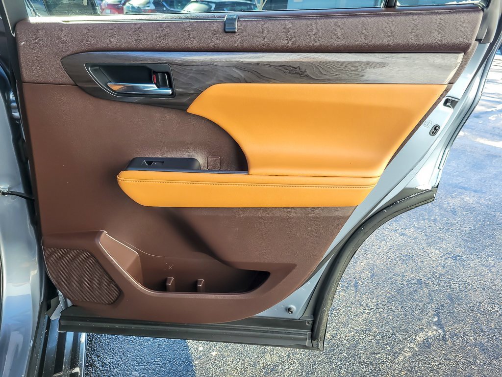 Used 2022 Toyota Highlander Platinum image 21