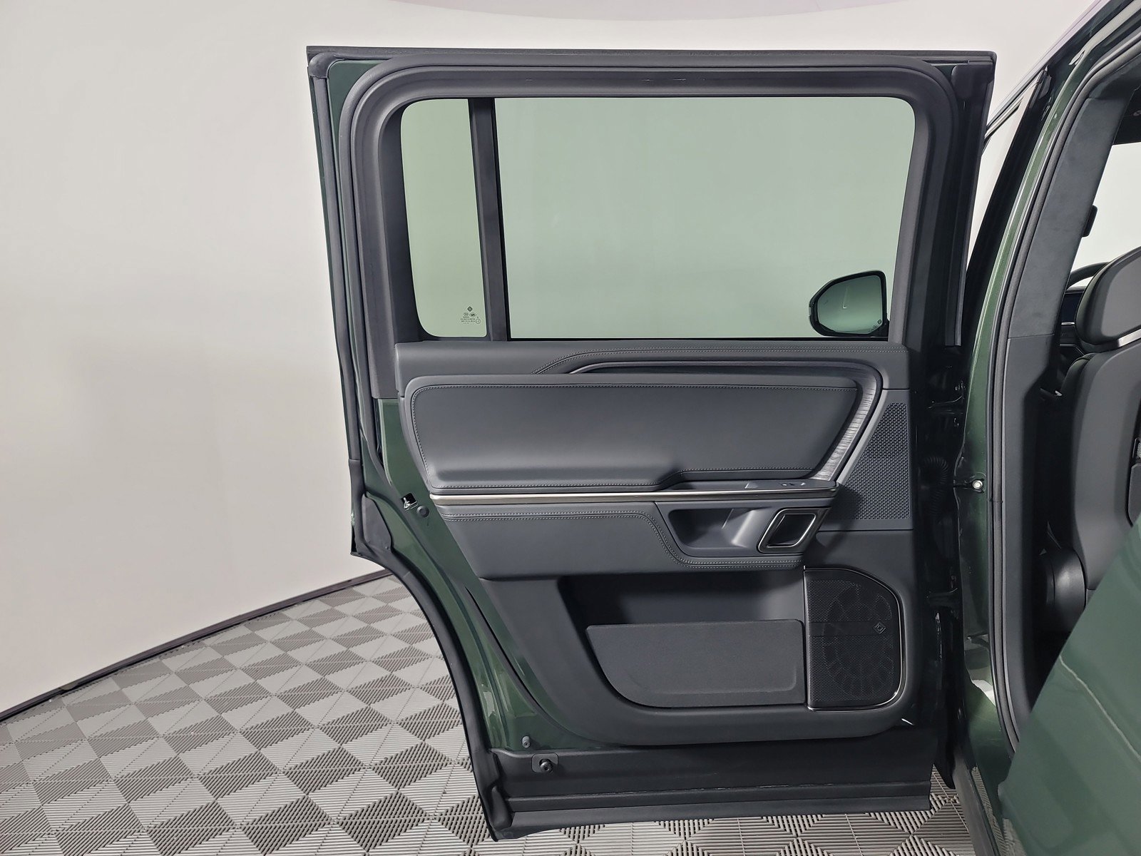 Used 2024 Rivian R1S Adventure AWD/4WD image 17
