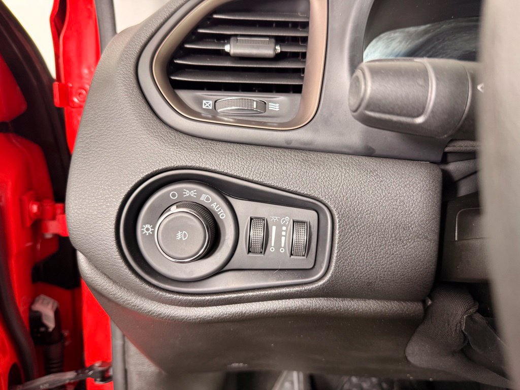 Used 2023 Jeep Renegade Latitude AWD/4WD image 21