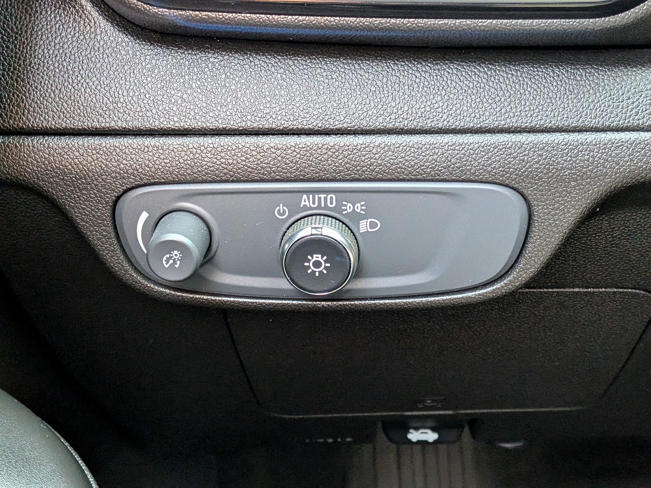Used 2022 Chevrolet Bolt EUV LT w/ Convenience Package FWD image 18