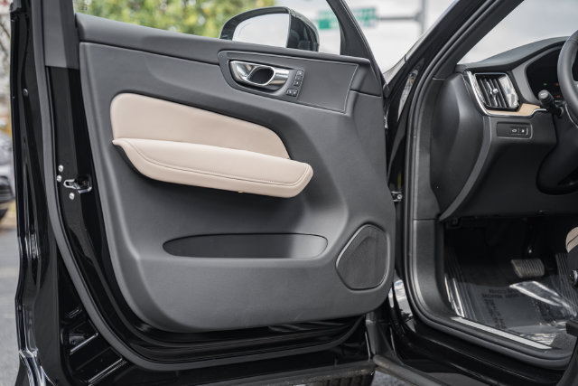 New 2026 Volvo XC60 T8 Plus w/ Protection Package Premier AWD/4WD image 37