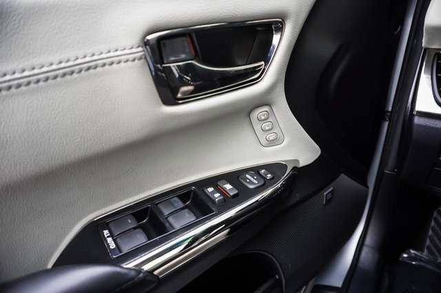 Used 2018 Toyota Avalon Limited image 13