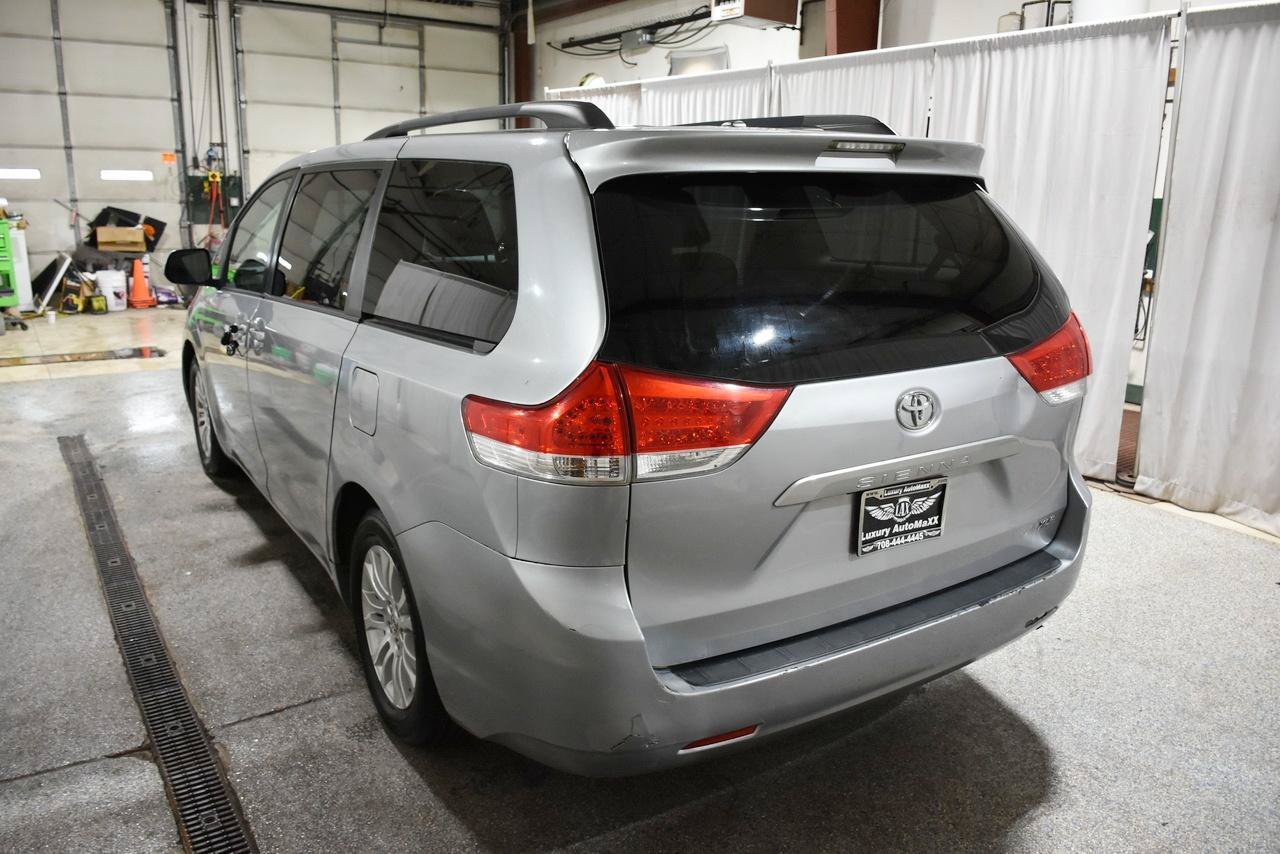 Used 2012 Toyota Sienna XLE FWD image 30