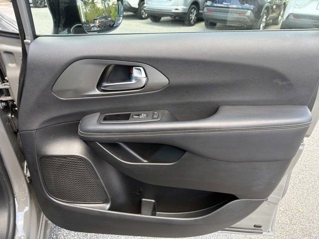 Used 2025 Chrysler Pacifica Select FWD image 15