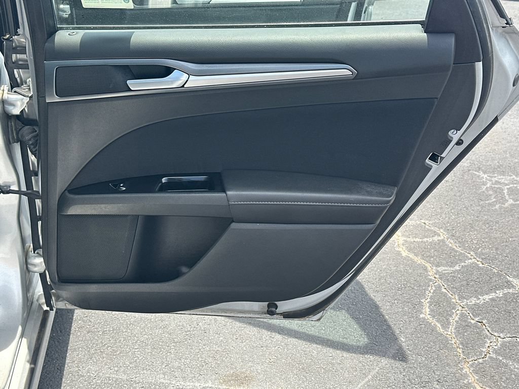 Used 2015 Ford Fusion SE FWD image 16