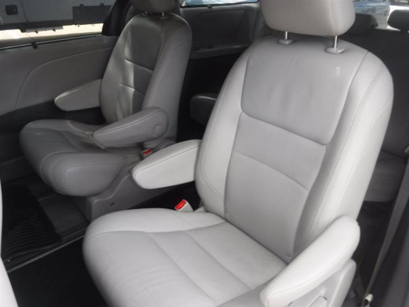 Used 2017 Toyota Sienna AWD image 30