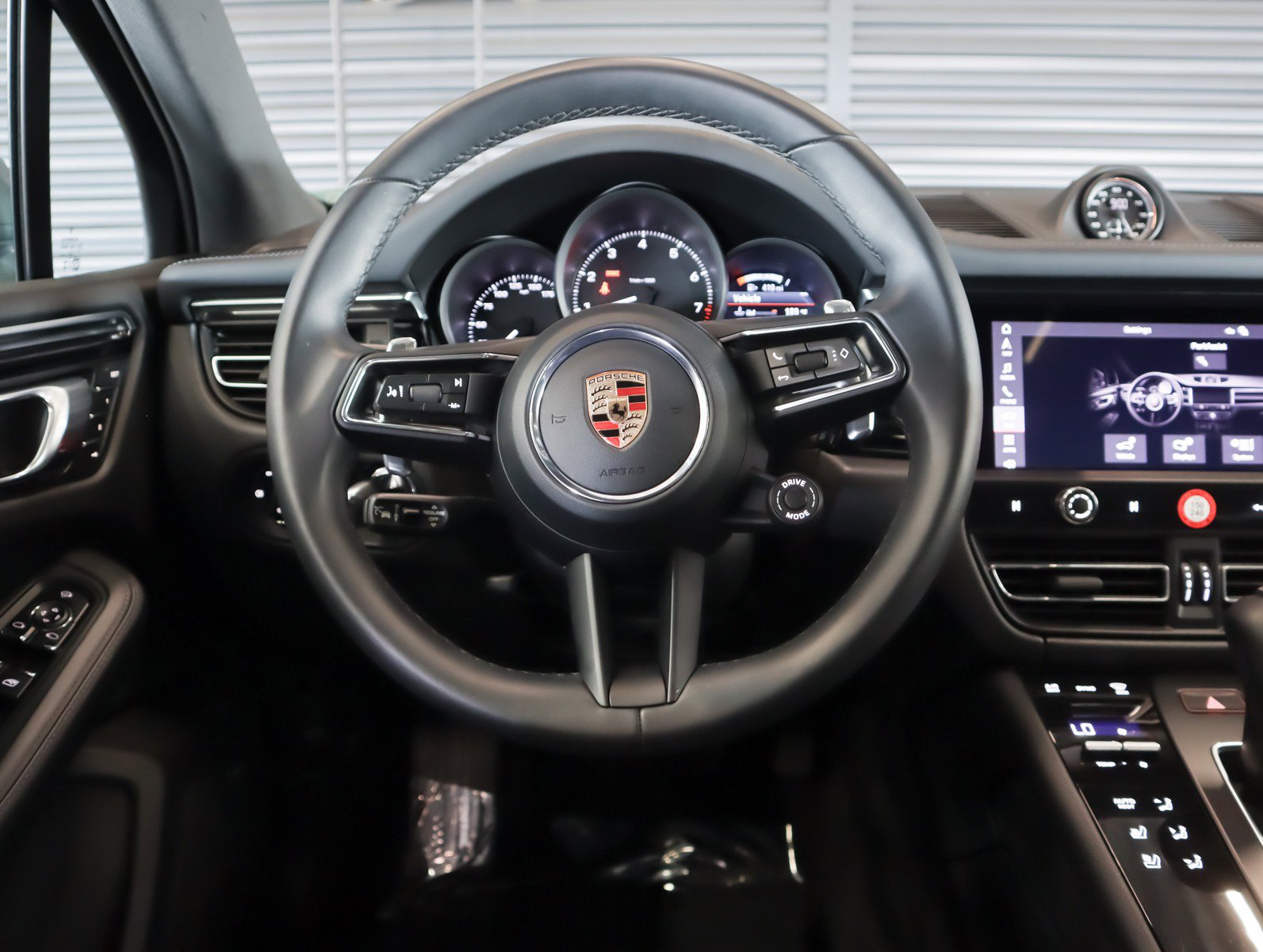 Certified 2026 Porsche Macan AWD/4WD image 13