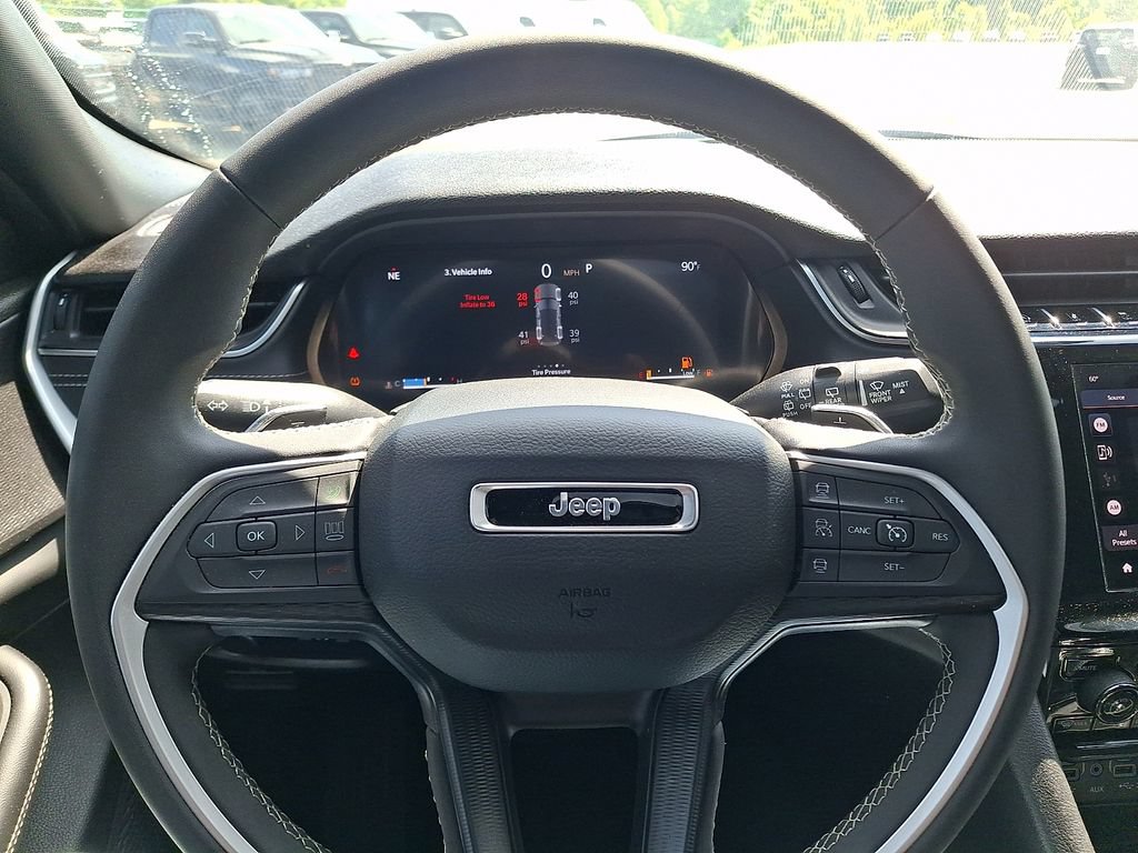 Used 2025 Jeep Grand Cherokee Laredo X AWD/4WD image 19