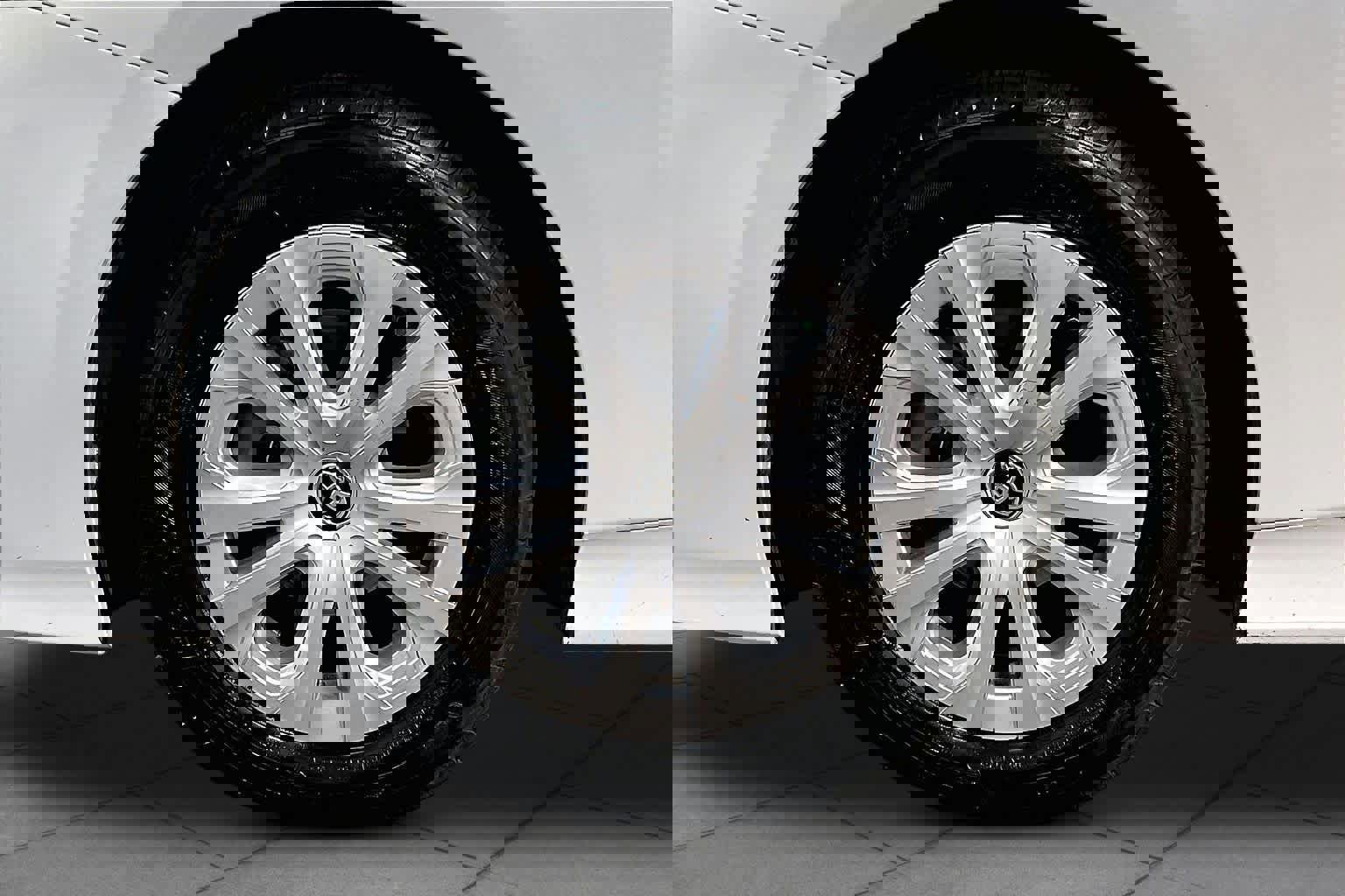 Used 2021 Toyota Prius L Eco FWD image 11