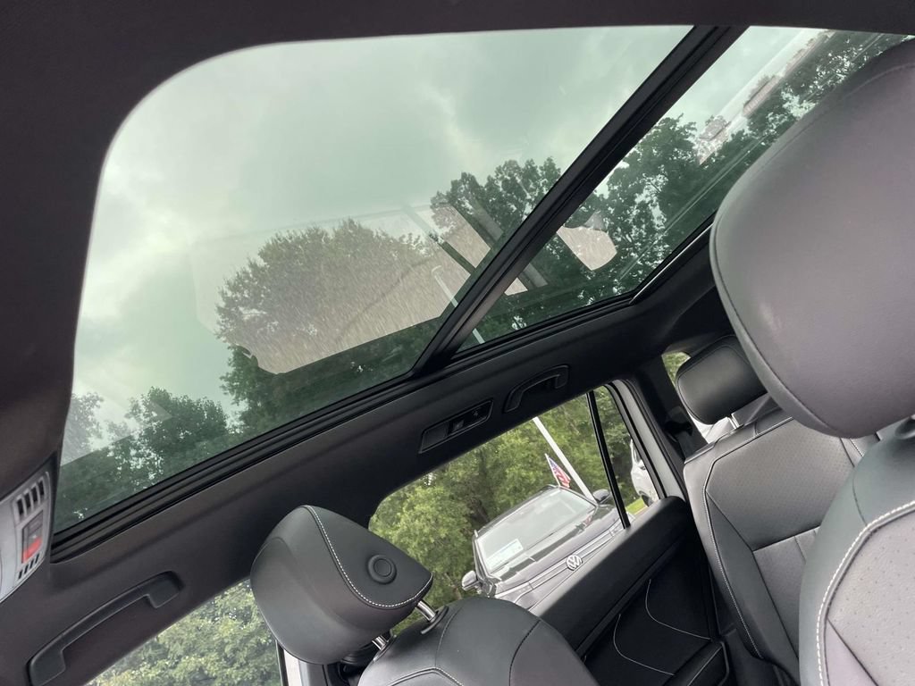 Certified 2024 Volkswagen Tiguan SE R-Line FWD image 20