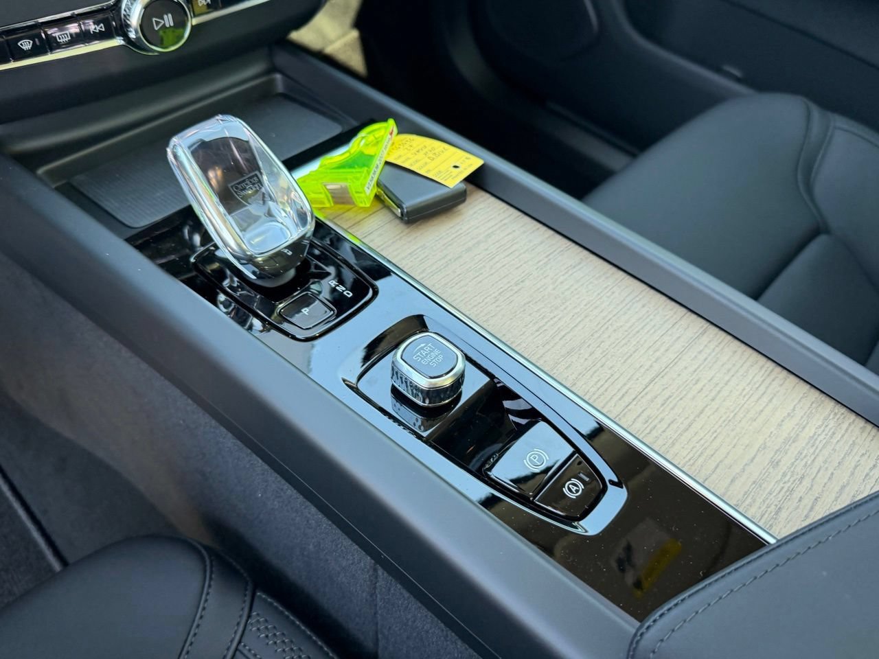 New 2027 Volvo XC60 B5 Plus AWD/4WD image 11