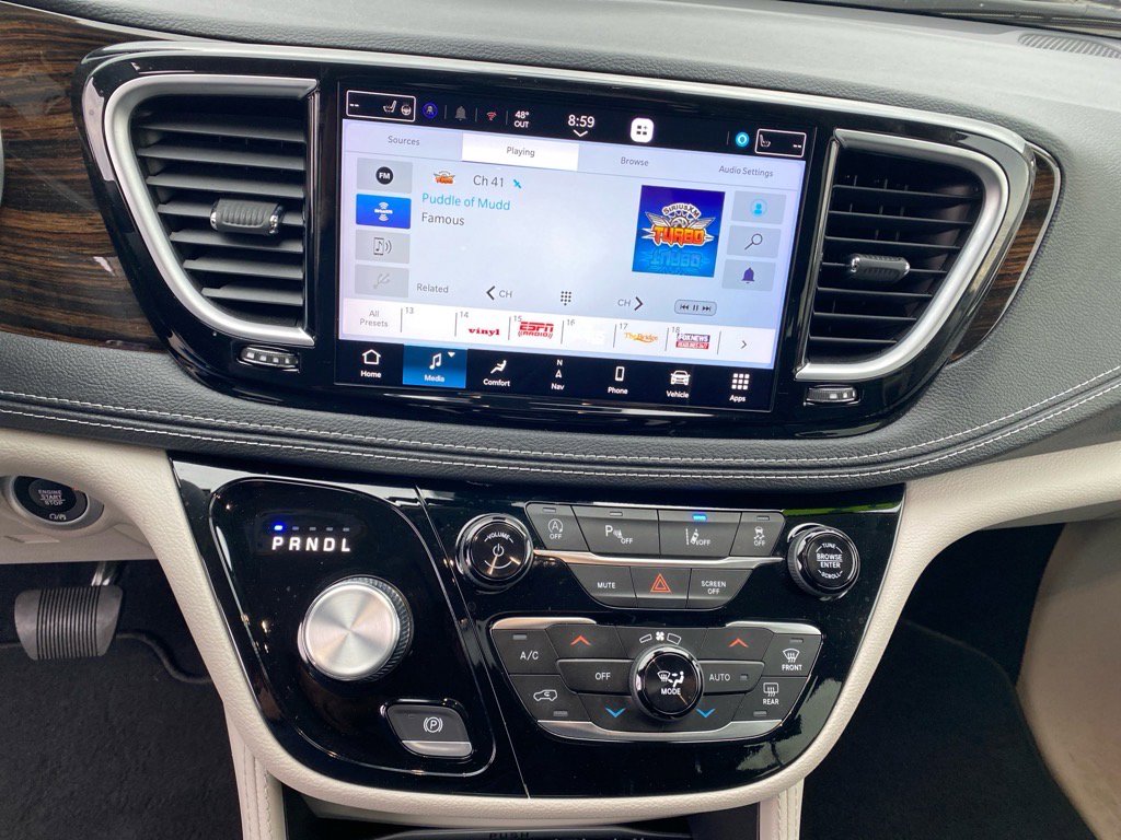 Used 2023 Chrysler Pacifica Limited image 11