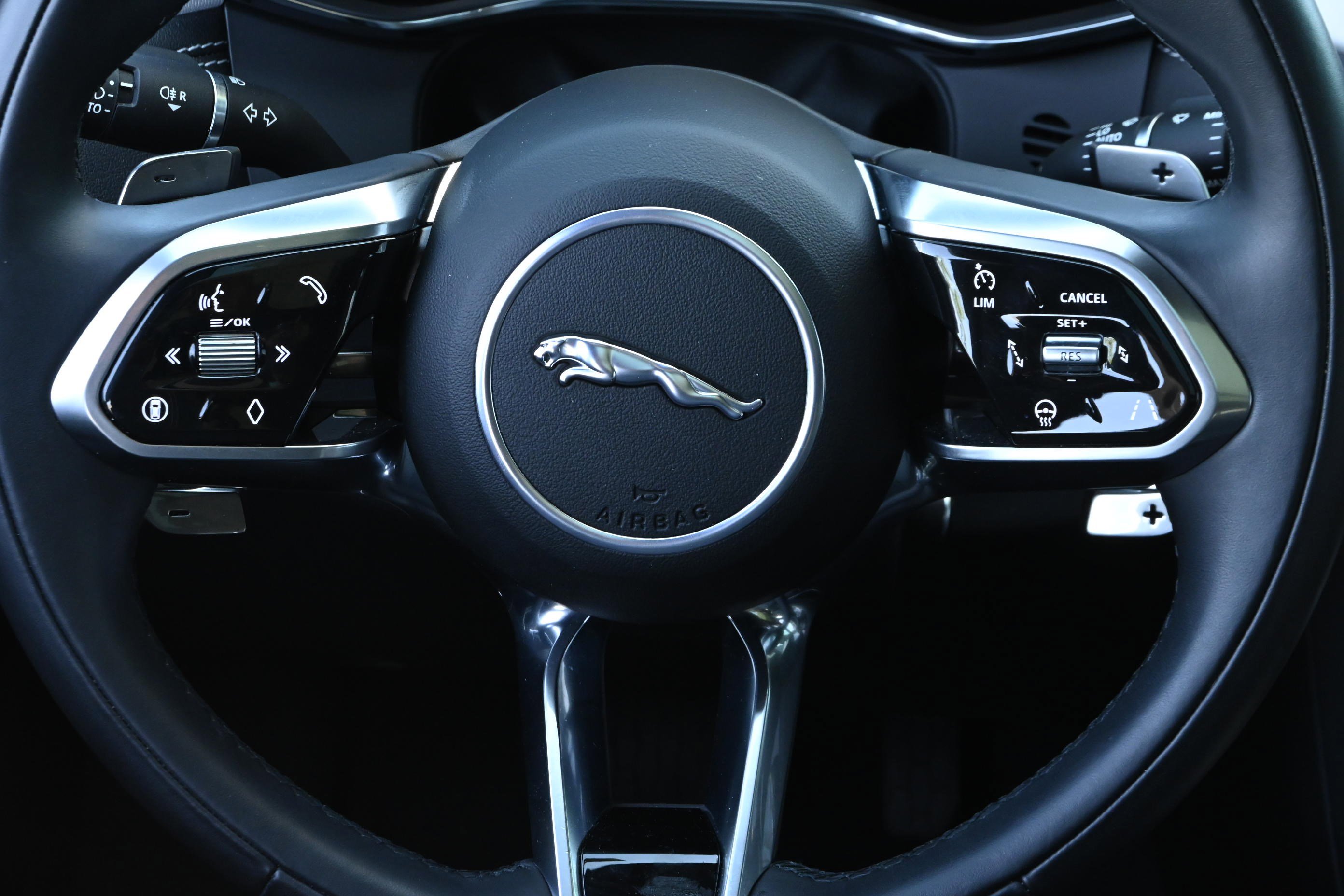 Used 2025 Jaguar F-PACE R-Dynamic S image 32