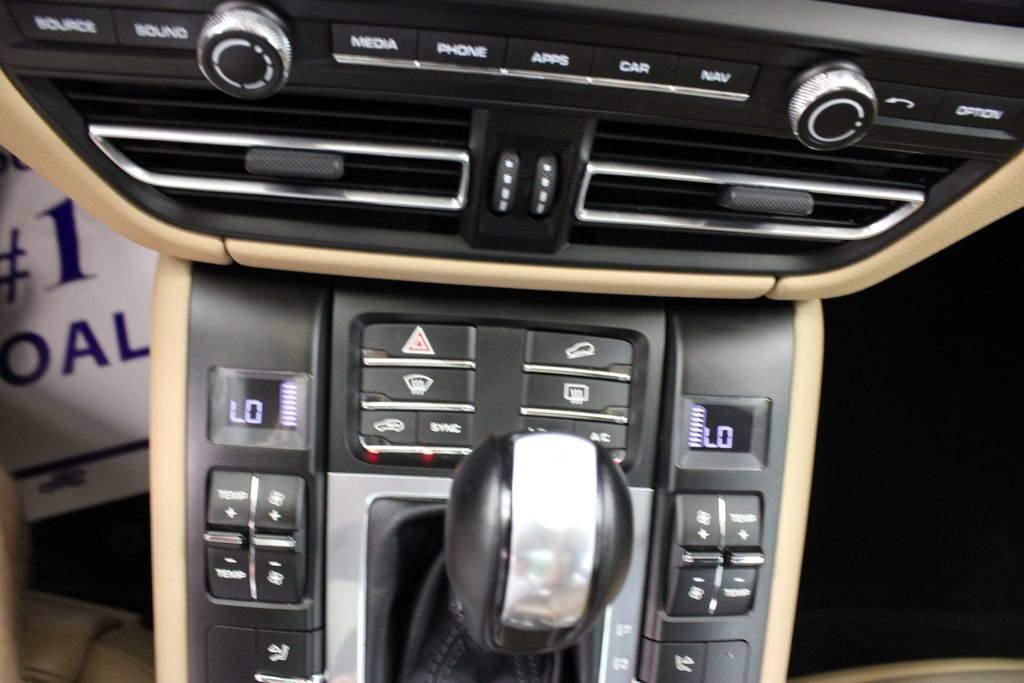 Used 2020 Porsche Macan AWD/4WD image 30