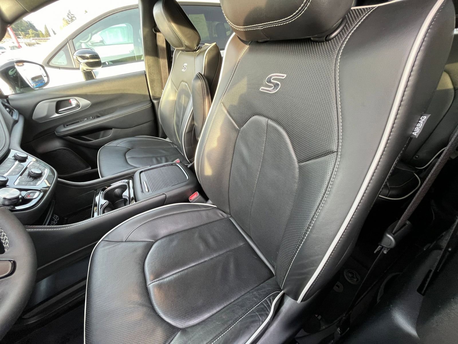 Used 2025 Chrysler Pacifica Limited image 41