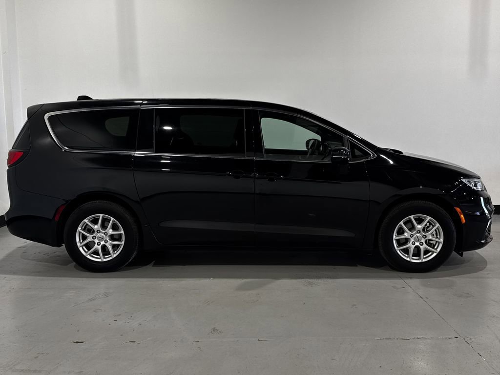 Used 2025 Chrysler Pacifica Select FWD image 21
