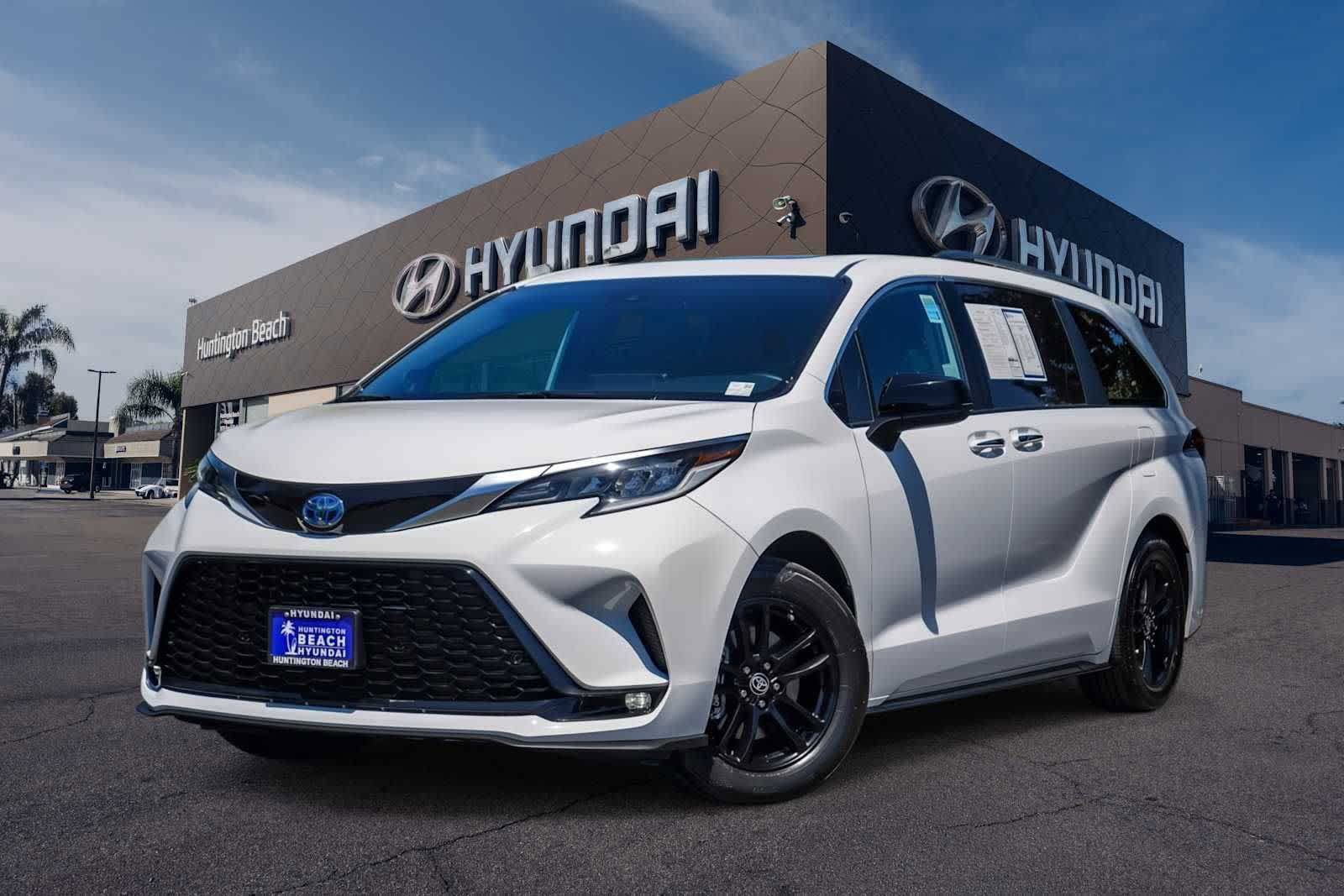 Used 2022 Toyota Sienna XSE w/ XSE Plus Package AWD/4WD image 1