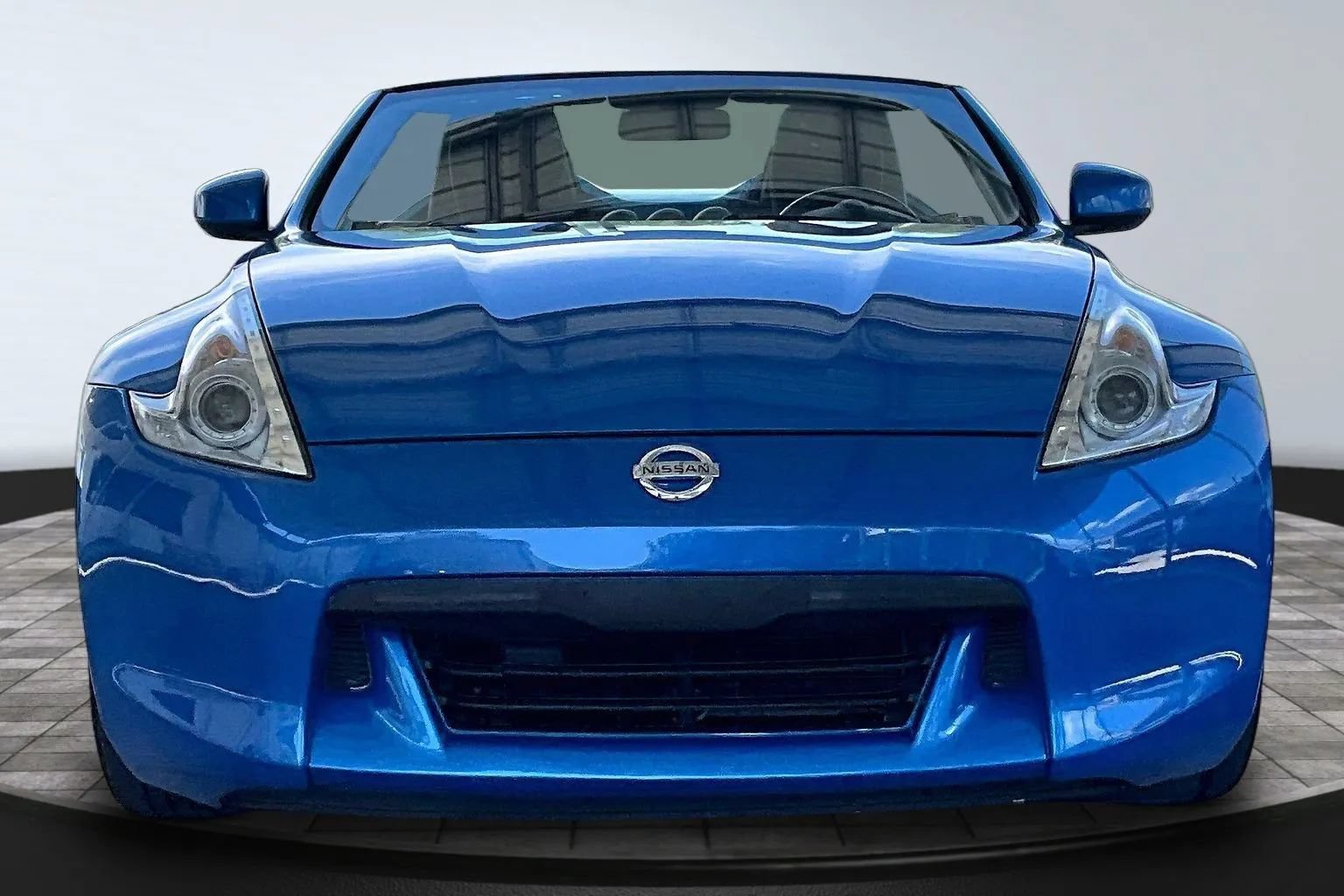 Used 2010 Nissan 370Z Roadster RWD image 2
