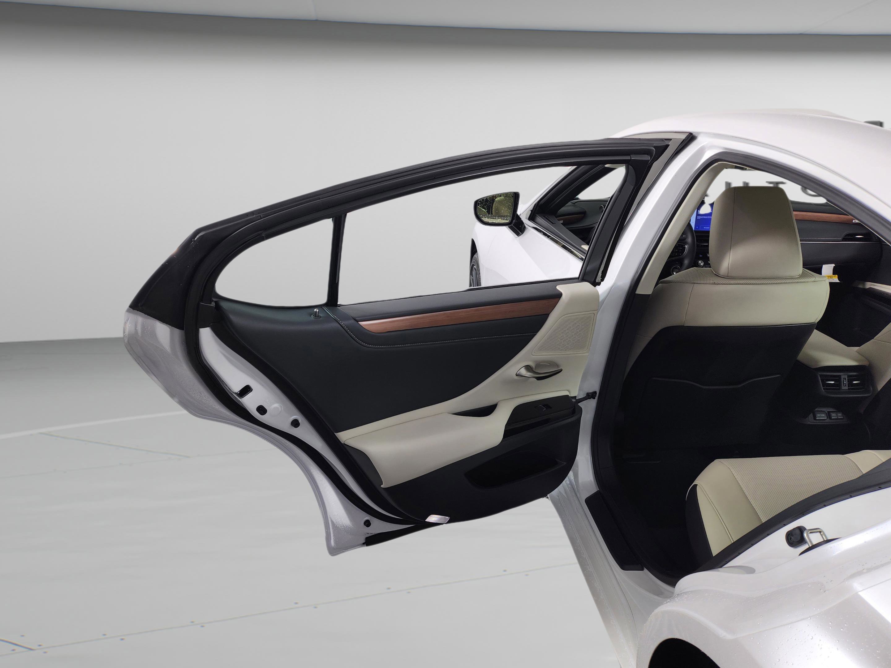 New 2025 Lexus ES 300h w/ Premium Package image 23