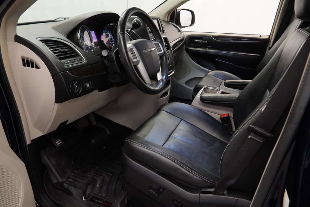 Used 2016 Chrysler Town & Country Touring w/ Driver Convenience Group FWD image 9