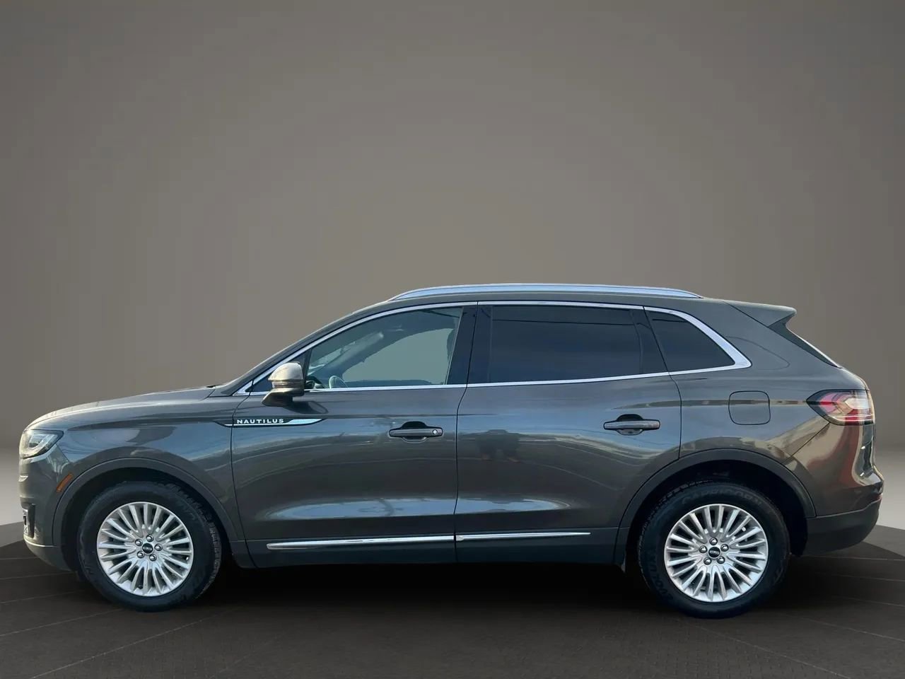 Used 2019 Lincoln Nautilus Premier AWD/4WD image 8