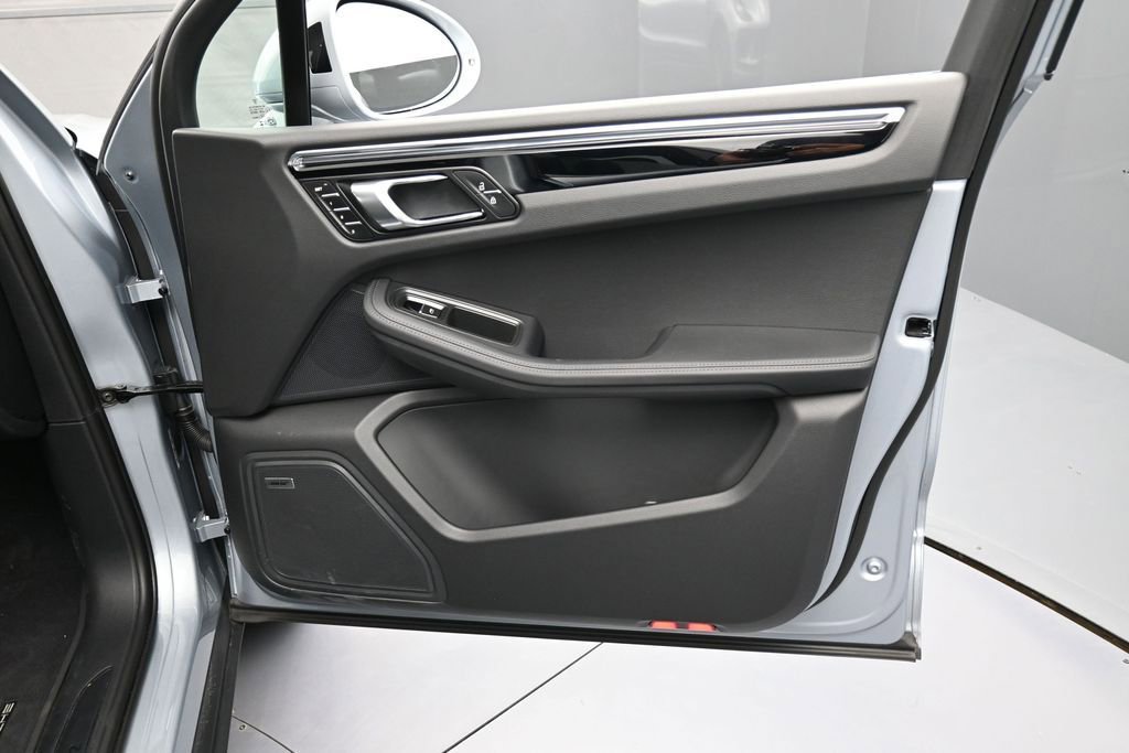 Certified 2026 Porsche Macan AWD/4WD image 28