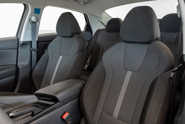 Certified 2025 Hyundai Elantra SE FWD image 9