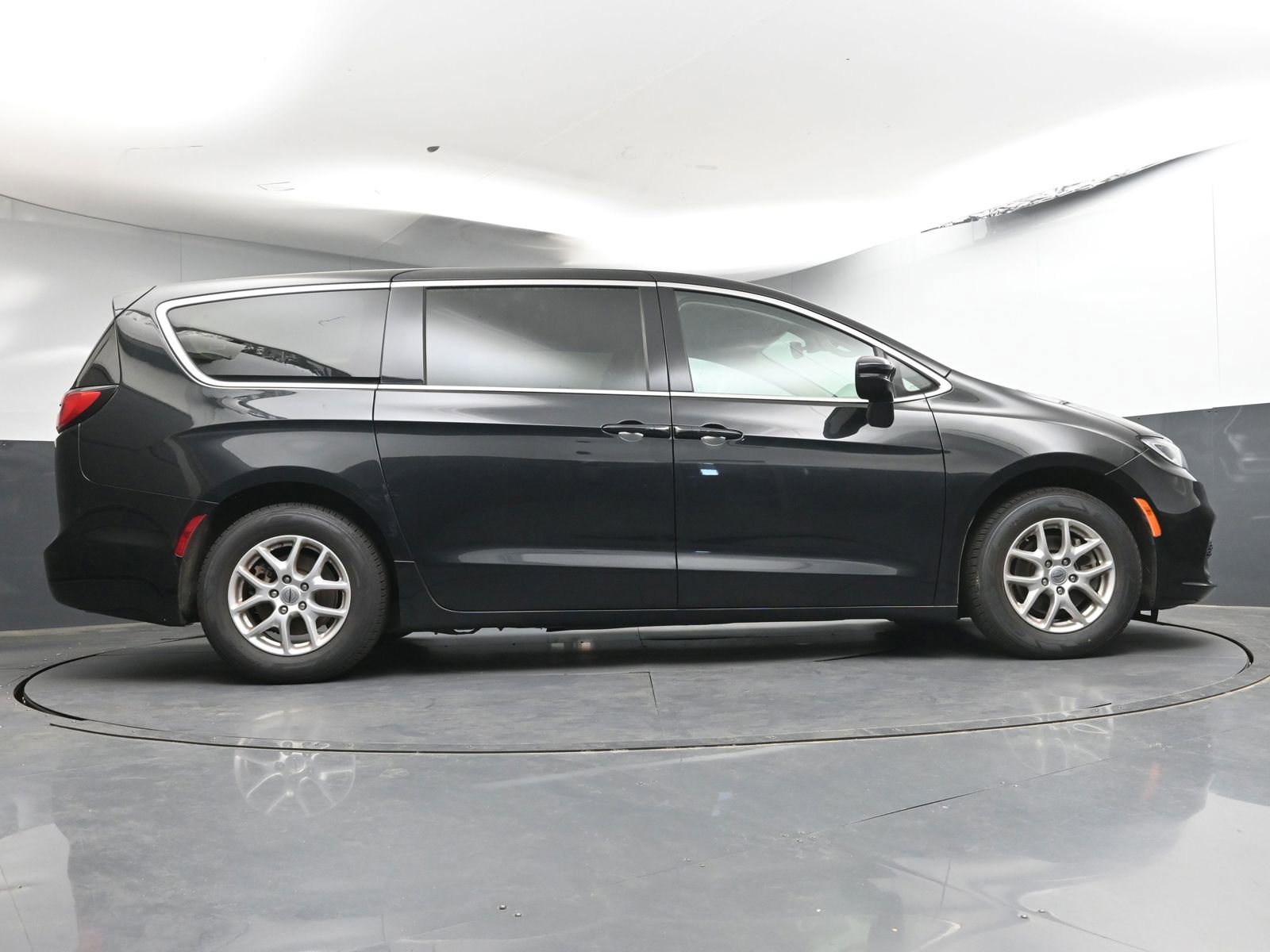 Used 2023 Chrysler Pacifica Touring-L image 27