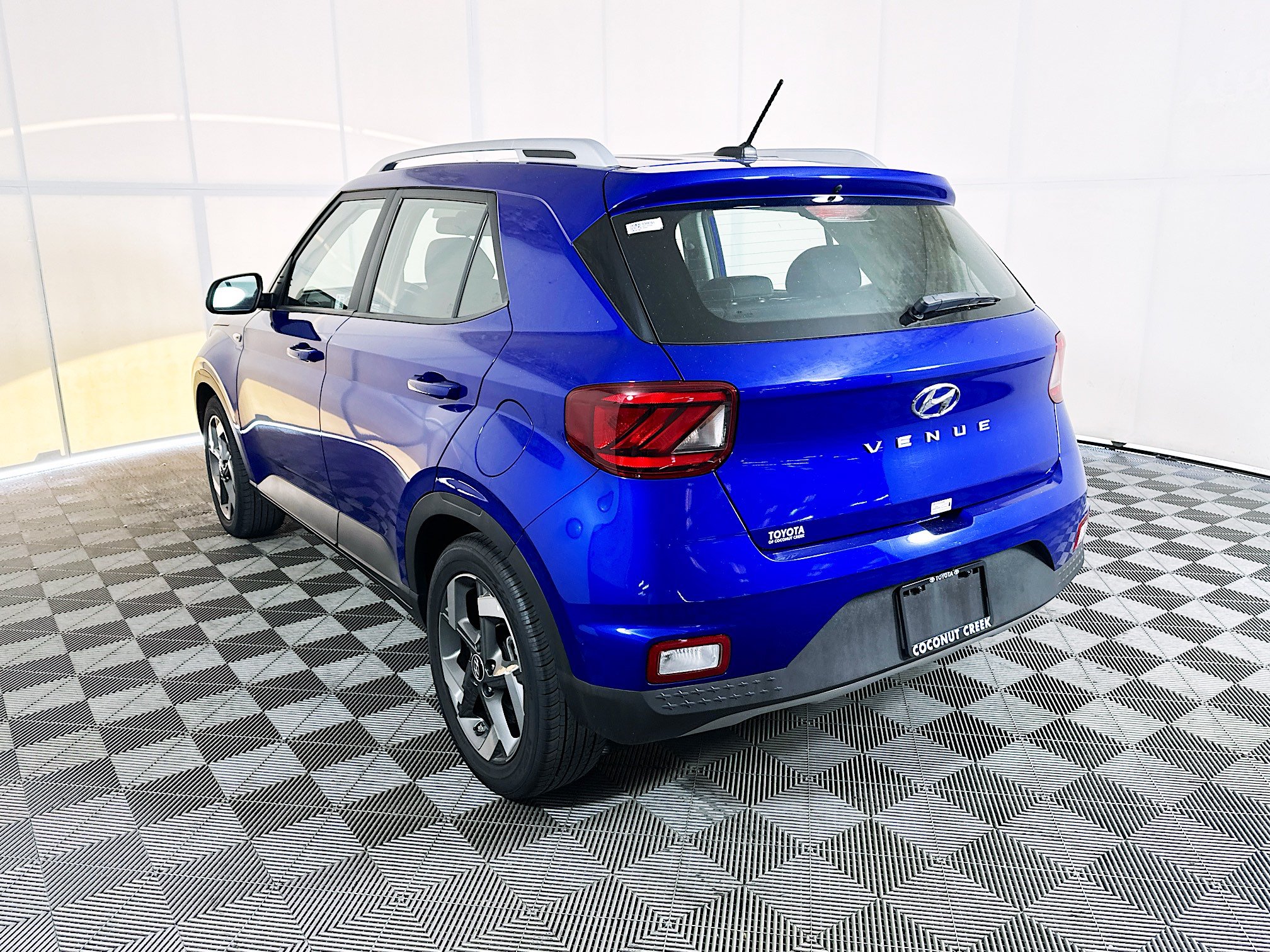 Used 2025 Hyundai Venue SEL FWD image 5