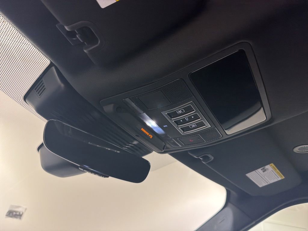 Used 2025 Land Rover Discovery S image 18